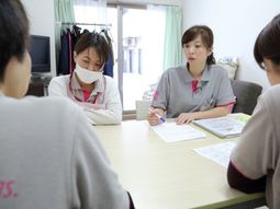 スタッフが打ち合わせ中