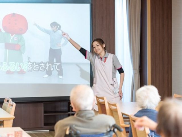 レクリエーション活動の様子 リハビリ風景 スタッフが行う楽しいアクティビティに参加者も笑顔で注目しています。このような活動を通じて、日々の生活に彩りを加えています。