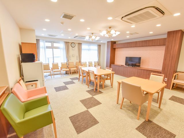 快適な共有ラウンジ 談笑室 広々としたラウンジは、心地よい光が差し込み、リラックスした時間を過ごせる空間です。何組かの椅子とテーブルがあり、交流の場としても最適です。