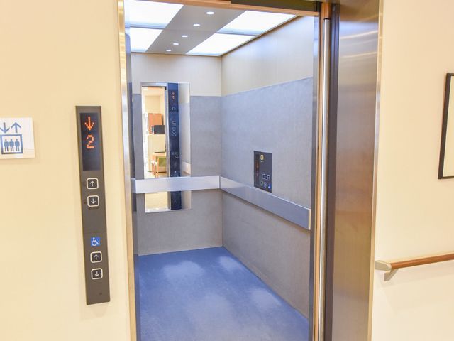 バリアフリーのエレベーター内部 エレベータ 広々としたエレベーターはバリアフリー設計で、スムーズに移動いただけます。安全で快適な環境が整っておりますので、ご安心ください。