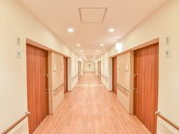 明るい通路と各居室の入口