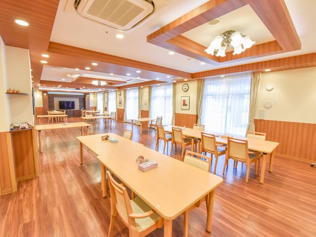 広々とした共有ダイニング 食堂 温かい光が差し込むダイニングエリアで、居心地の良い空間作りに努めています。働く側も穏やかな時を過ごせる場所です。