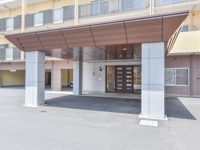 明るい建物のエントランス