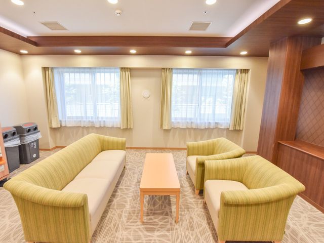 ゆったりとしたラウンジ風景 エントランス ゆったりとしたソファが配置された明るいラウンジです。日差しを感じながらのくつろぎのひと時をお楽しみいただけます。