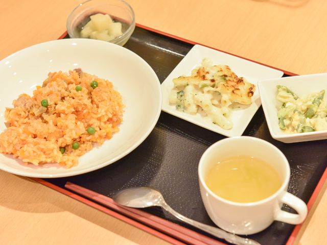 彩り豊かな手作り料理 食事 バランスの良い手作りの食事が用意されており、心身の健康を支える食生活を大切にしています。