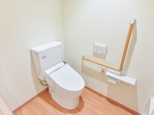 バリアフリー設計のトイレ トイレ 手すり付きで安全を配慮した清潔なトイレです。ご高齢の方々も安心してご利用いただけるようになっております。