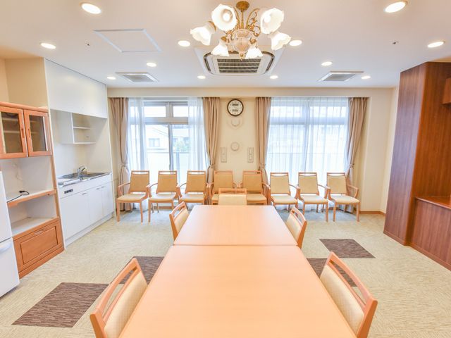 居心地の良い共用ダイニング 共有スペース 温かみのある明るいダイニングは、共に食事を楽しむ広いスペースです。窓辺では外の景色もお楽しみいただけます。