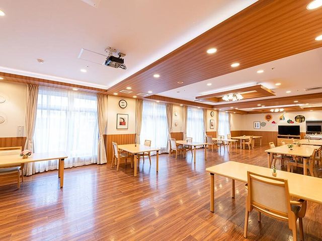 広々とした快適な食堂 食堂 温かみのある色合いの食堂では、ゆったりとした食事時間を提供しております。明るく清潔感のあるこの空間で、共に業務にあたりませんか。