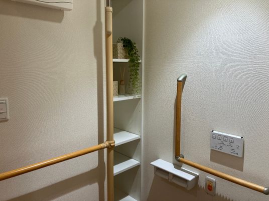 廊下の手すりと棚