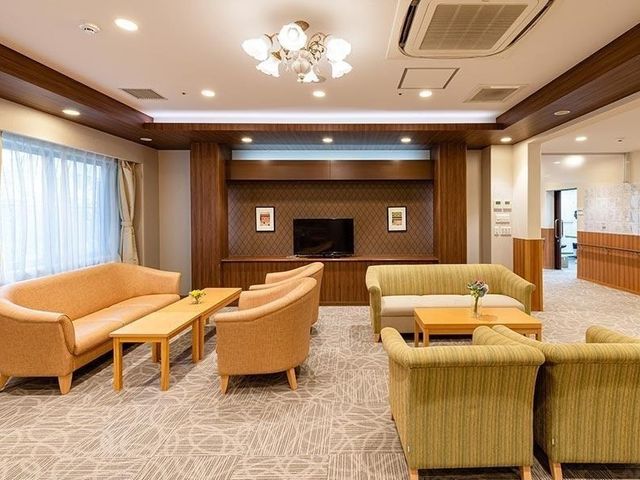 居心地の良いリビング空間 ラウンジ 温かみのあるラウンジで働くことができます。日々の業務を通じて、ご入居者の快適な生活をサポートしましょう。