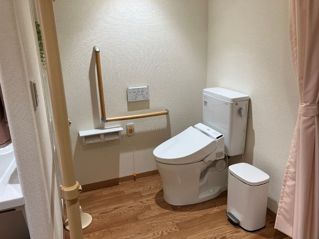 バリアフリーの洋式トイレ 居室内トイレ 手すり付きの安全なトイレが整備され、利便性と快適性を重視した空間です。サポートが必要な方も安心してご利用いただけます。