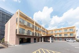 明るい外観の建物