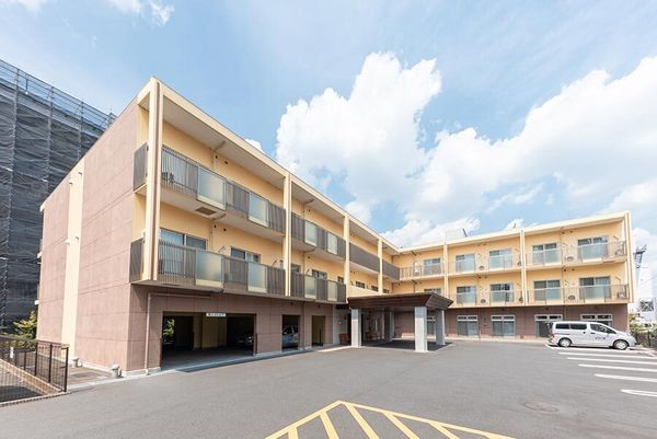 明るい外観の建物