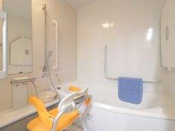 バリアフリーの明るい浴室