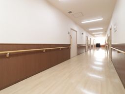 明るく清潔な廊下
