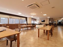 広々とした明るい食堂