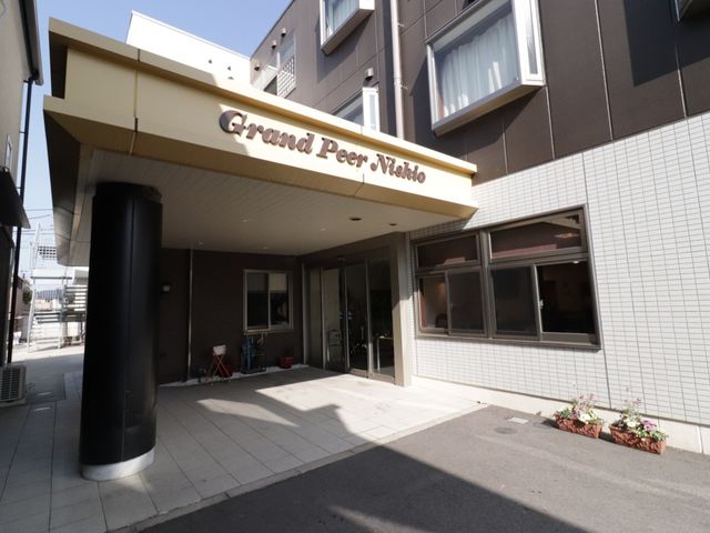 入口のある外観 外観 清潔感のあるエントランスは入居者の方々が快適に過ごせるように考えられています。利便性も考慮された設計で、皆さんを歓迎しています。