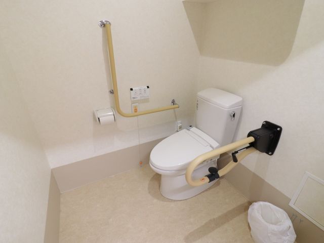 バリアフリー対応のトイレ トイレ 手すり付きで安全な配慮が行き届いたトイレです。スタッフとして、利用者様の快適さを支える環境が整っています。