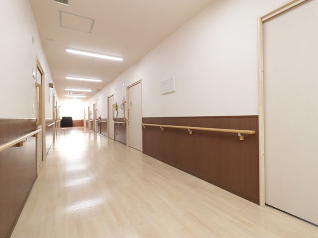 明るく広い廊下 廊下 光が差し込む清潔感のある廊下は、手すりが整備されており安全に配慮されています。スタッフの方々が活動しやすい環境が整っています。