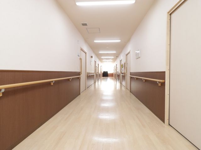 明るく清潔な廊下 廊下 手すりが備えられた広く明るい廊下です。歩行に不安がある方も安心して移動できる設計となっています。