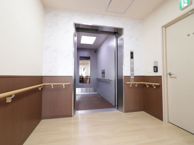 廊下とエレベーター付近 エレベーター きれいに整備された廊下は、心地よい足取りでの移動をサポートします。手すりが設けられ、安全性にも配慮されています。