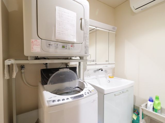 清潔な洗濯室 ランドリールーム 清潔感のある洗濯設備が整えられており、日々の生活に必要なサポートが提供されています。快適にお仕事ができる環境です。