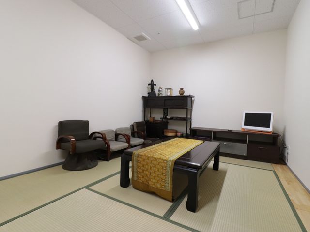 和室の居心地の良い空間 談話室 ゆったりとした和室でくつろぎの時間を。座椅子や座卓があり、くつろぎや交流の場としても最適です。