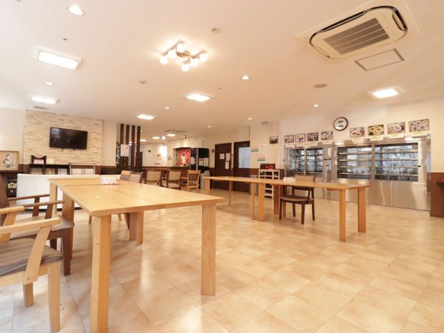 快適な共用ダイニングスペース 食堂 広々とした清潔な食事の場では、利用者様がゆったりとお食事をお楽しみいただけます。木の温もりを感じる家具が心地よい雰囲気を醸し出しています。