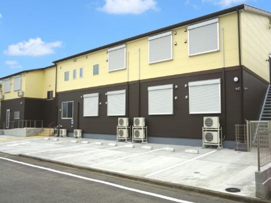 黄色い外壁の建物外観