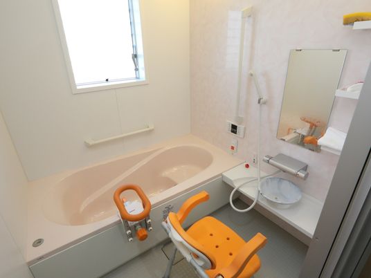 バリアフリー設計の浴室