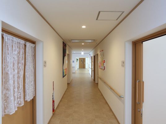 明るい施設の廊下