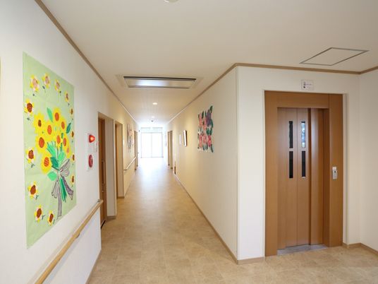 清潔で広々とした廊下