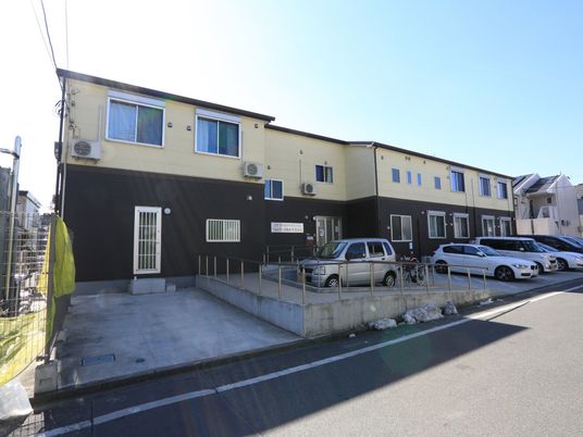 施設のシックな外観