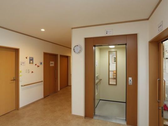 廊下とエレベーターの入口