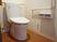 白で統一してあるトイレは明るくて清潔感がある。壁側には手すりに、緊急用のボタンが取り付けてあるので安心。