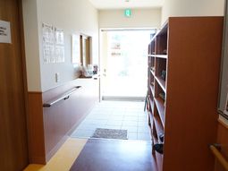 明るいエントランス廊下