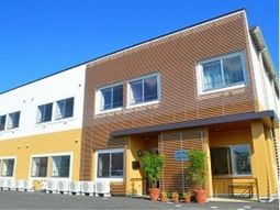 明るい色の建物