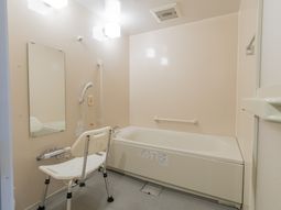 バリアフリーの明るい浴室