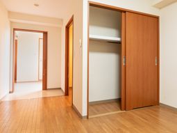 清潔感ある居室の入口