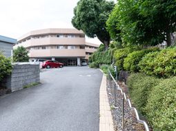 明るい建物のエントランス