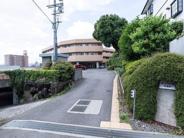 静かな環境の建物外観