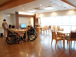 広々とした食堂と利用者