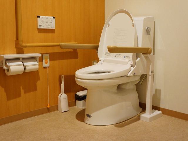 バリアフリートイレ トイレ 安全を考えた設計のトイレです。手すりや非常呼び出しボタンがあり、安心してご利用いただけます。