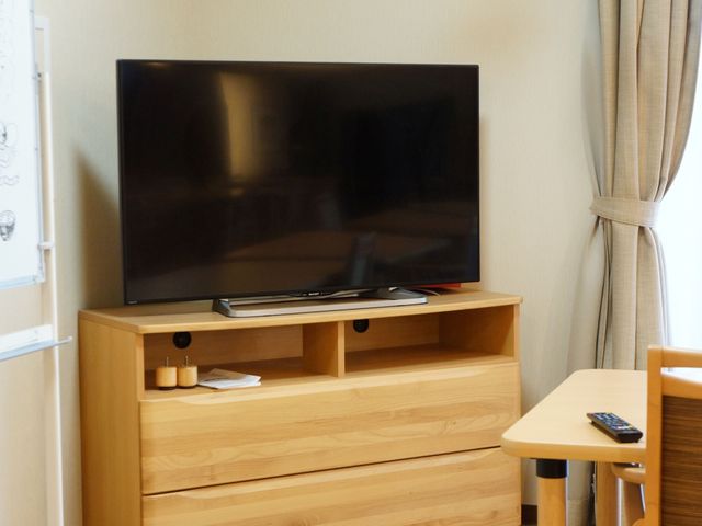 テレビと家具のリビング 大型テレビ 落ち着いた空間のリビングで、大画面テレビを設置しており快適にお過ごしいただけます。