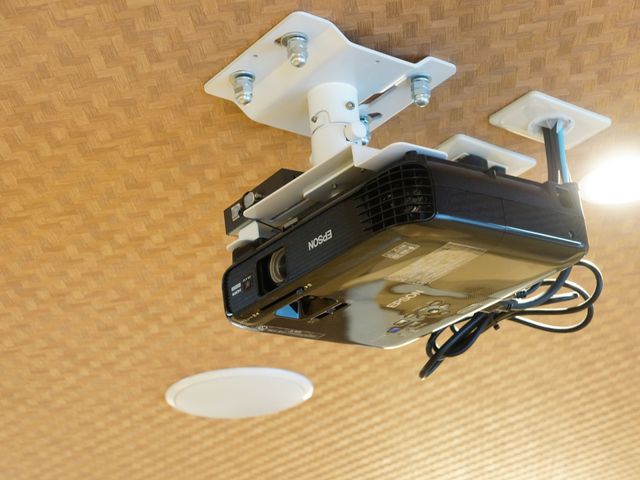 天井に取り付けられた機器 プロジェクター 最新設備が整う訓練室は、技術向上に役立ちます。働く環境の充実を図れる職場です。