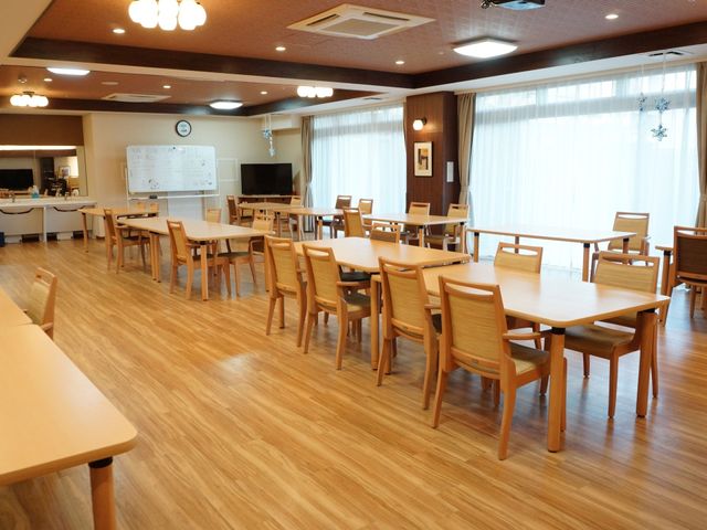 広々とした快適な食堂 食堂 温かみのある照明と木製のテーブルが並ぶ、アットホームな雰囲気の食堂です。共有スペースとしてもご活用いただけ、交流の場となっています。