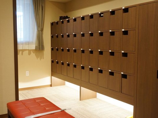 ロッカーと休憩ベンチ