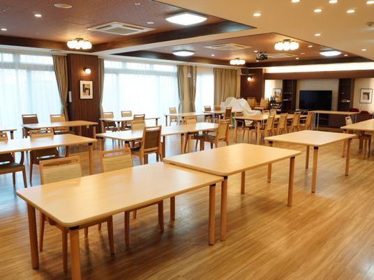 明るい広い食堂