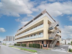 外観の明るい建物
