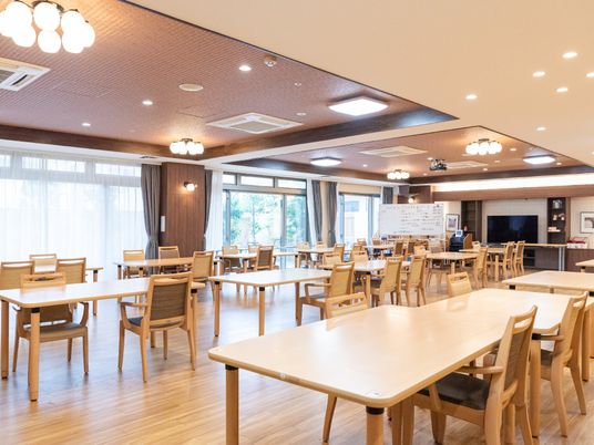 広々とした明るい食堂
